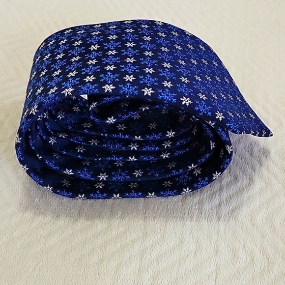 Hallmark Holiday Traditions Snowflake Tie - Picture 2 of 5
